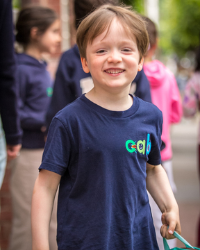 Enfant souriant en uniforme bleu de l'école CAB, section élémentaire