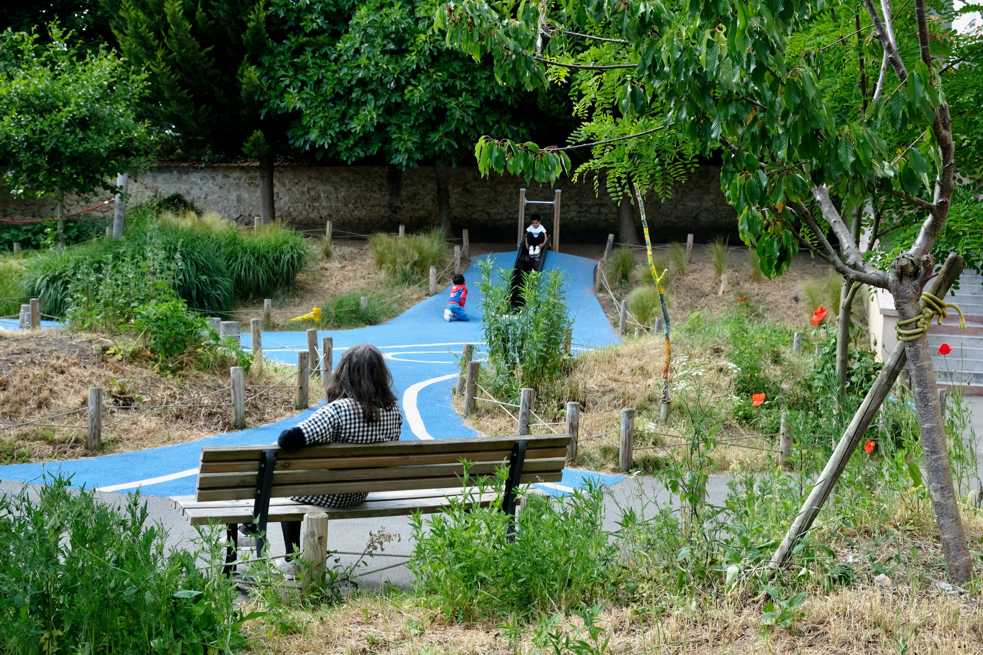 Enfants descendant les escaliers de l’école CAB