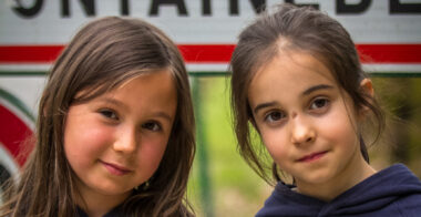 Deux élèves souriantes à l’école bilingue CAB