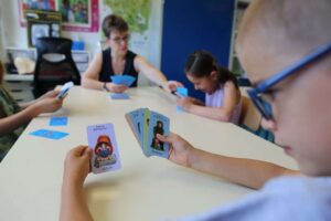 Enfants apprenant le français en manipulant des fèves en atelier