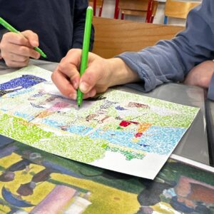 Enfants réalisant un dessin en pointillisme pendant un atelier créatif à Fontainebleau